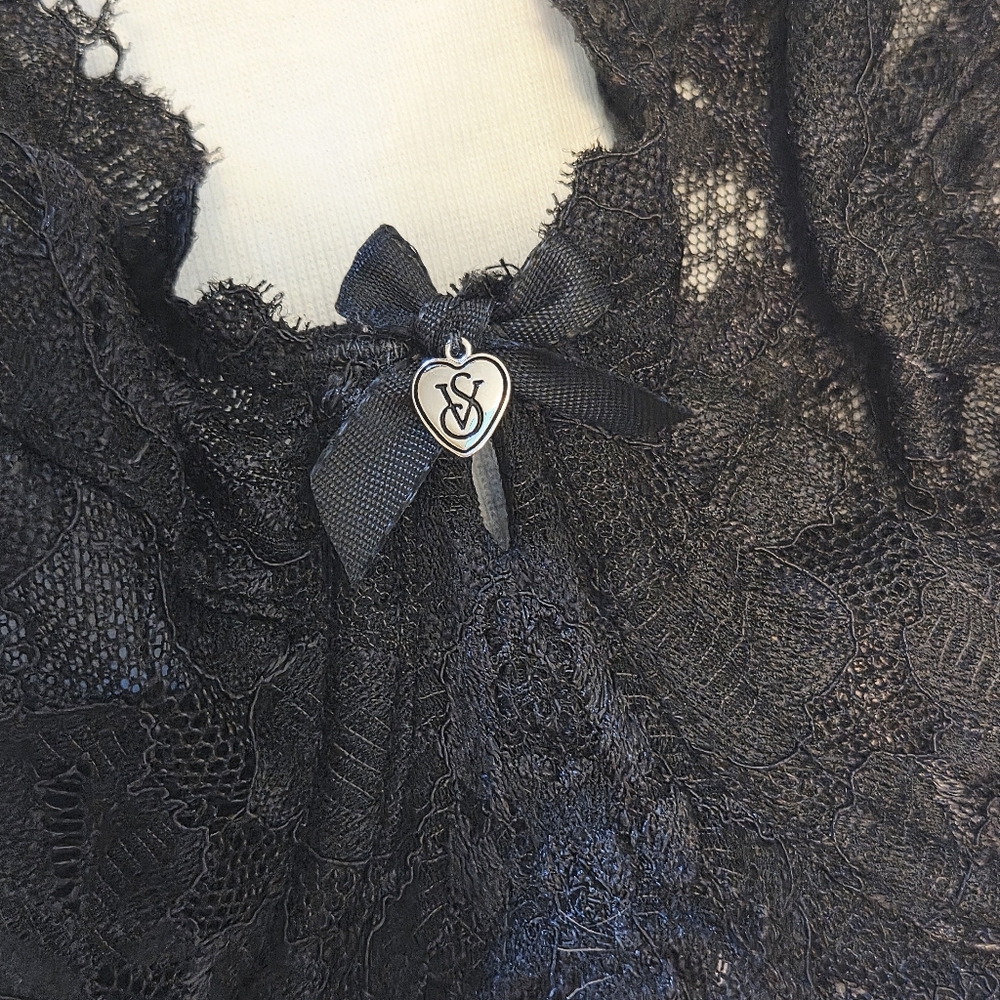 Victoria's Secret Elegant Black Flattering Design Lace Bra - Picture 2 of 7